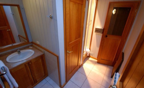 Pasillo interior de una cabaña