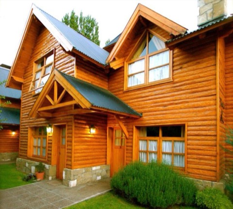 Cabañas de madera rodeadas de parque