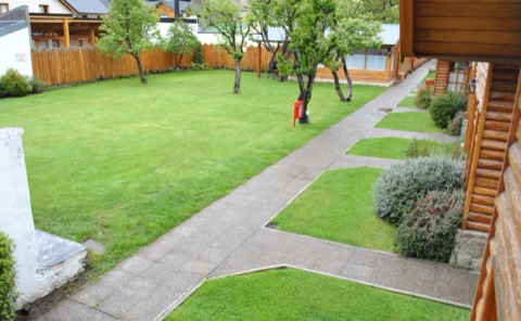 Jardín con senderos y césped
