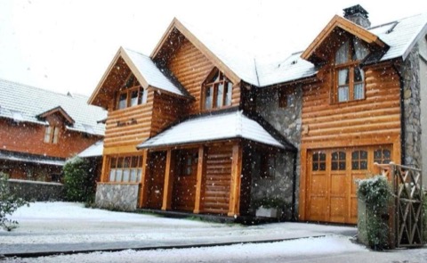 Fachada nevada del complejo