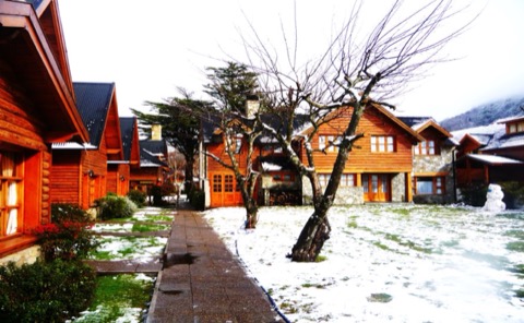 Cabañas con nieve en el jardín