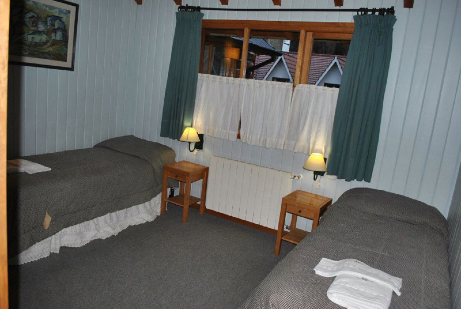 Habitación con dos camas simples en cabaña de dos dormitorios