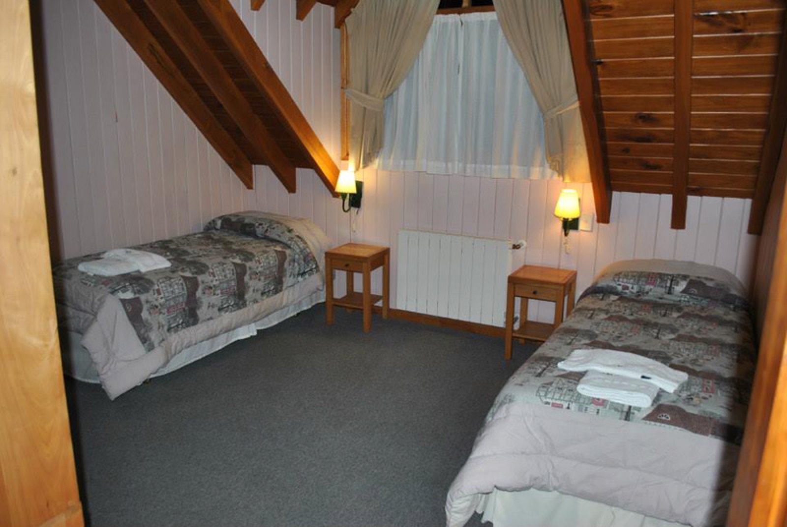 Habitación con dos camas simples, otra vista