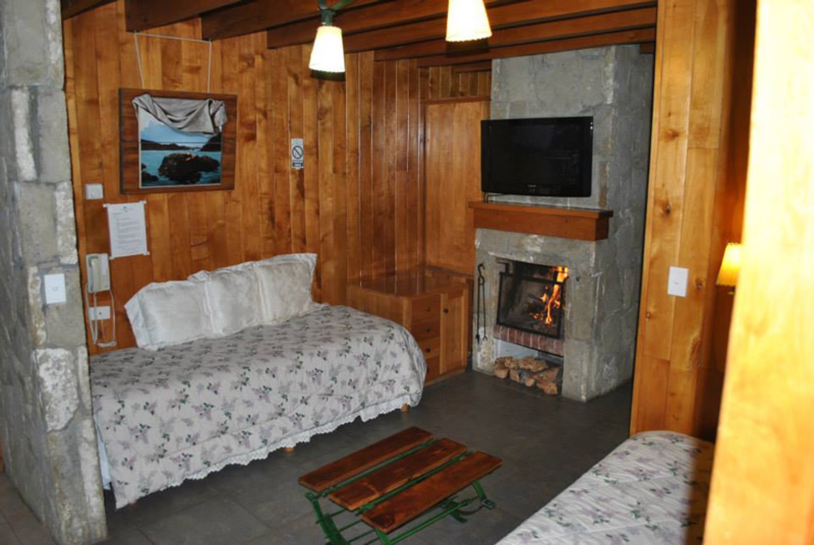 Sala de estar de una cabaña, otra vista
