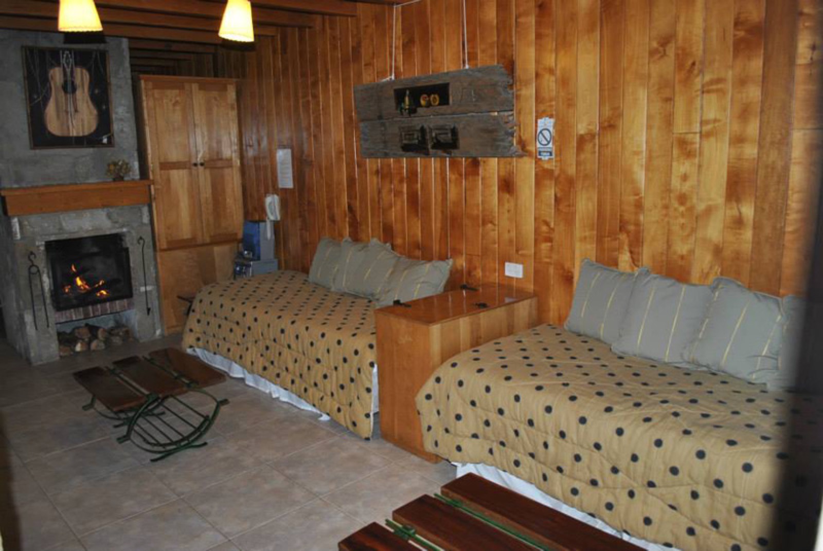 Sala de estar de una cabaña, tercera vista