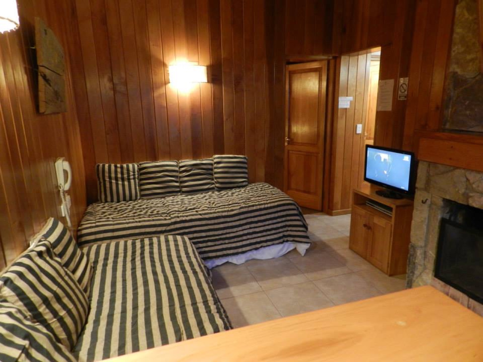Sala de estar en cabaña de un dormitorio