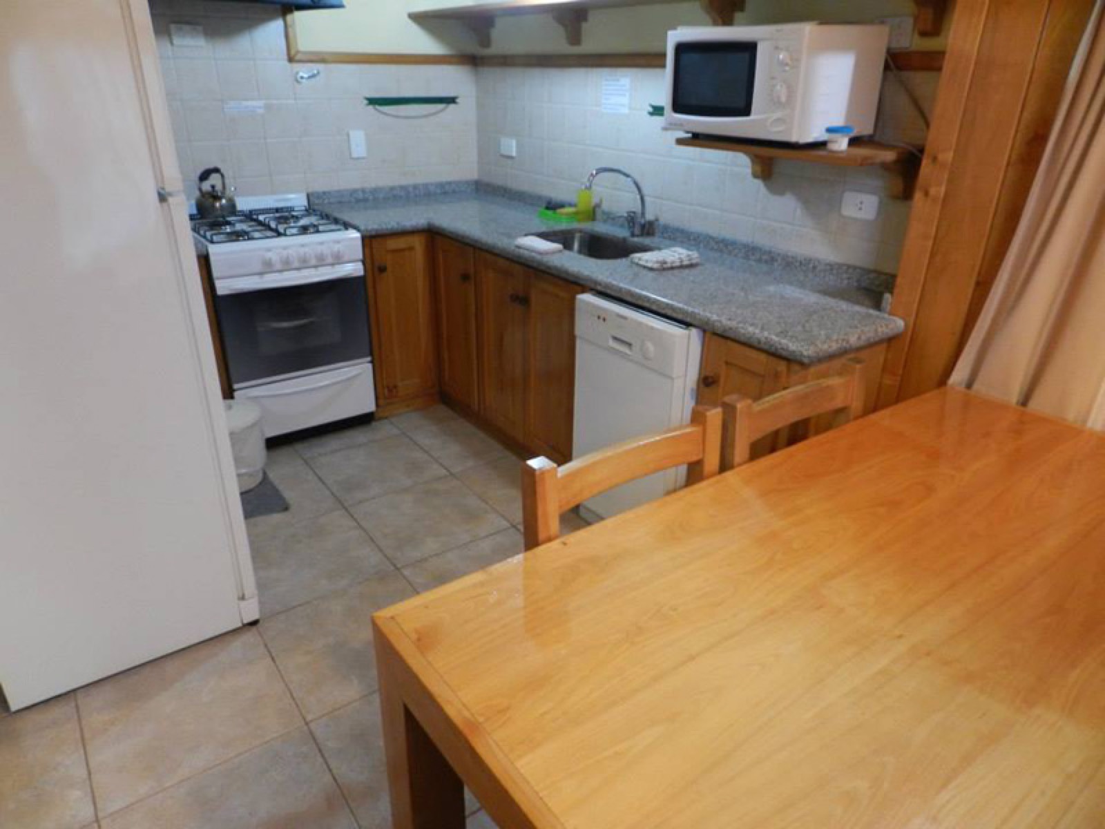 Cocina completa en cabaña de un dormitorio