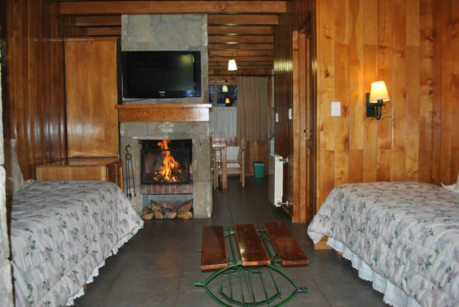 Sala de estar de una cabaña, cuarta vista